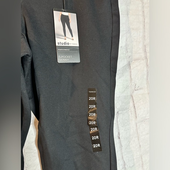 NWT! Torrid black Ponte Strech 5 Pocket Pants - Size 20R - Picture 2 of 5